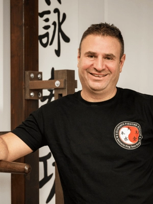 Sifu Enzo Zaccaria in der Ving-Tsun-Schule vor der Holzpuppe