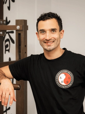 Sifu Niro Akbary in der Ving-Tsun-Schule vor der Holzpuppe
