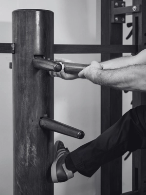 Sifu Enzo Zaccaria trainiert an der Ving-Tsun-Holzpuppe (Muk Yan Jong)