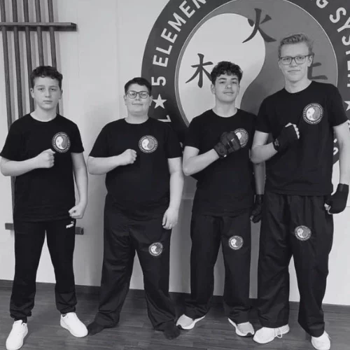 Jugendliche im Kampfkunst-Training – Ving Tsun Schüler ab 14 Jahren im Dojo