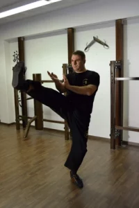Sifu Enzo – Ving-Tsun-Training mit präziser Beintechnik Sifu Enzo Zaccaria führt Ving-Tsun-Tritttechnik im Trainingsraum aus